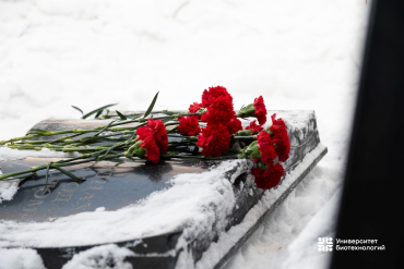 В память о героях: возложение цветов к памятнику воинам-сотрудникам и студентам НСХИ