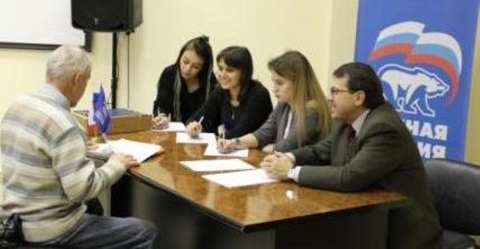 Студенты юридического факультета в региональной общественной приёмной Председателя партии «ЕДИНАЯ РОССИЯ» Д.А. Медведева оказывают практическую юридическую помощь гражданам.